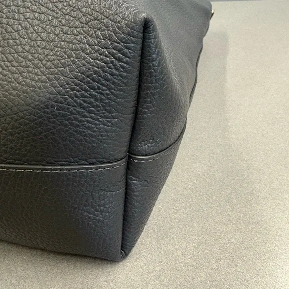 Cuyana Tall Easy Zipper Tote in Charcoal - Picture 4 of 5